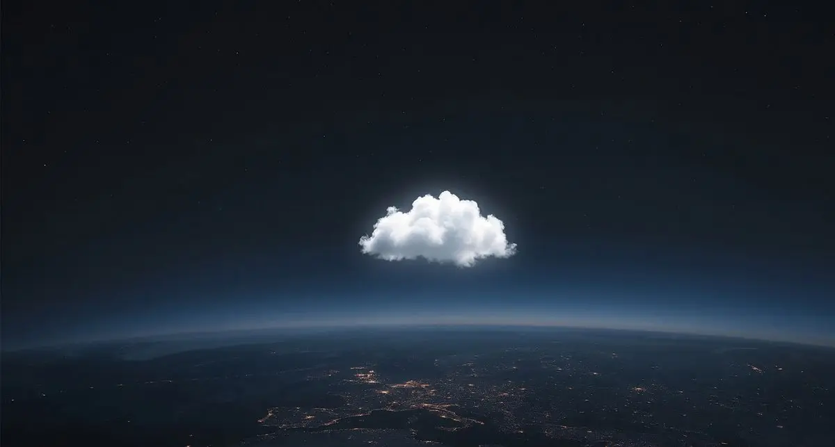 Nuage lumineux flottant dans un ciel sombre au-dessus de la terre — migration cloud Microsoft 365