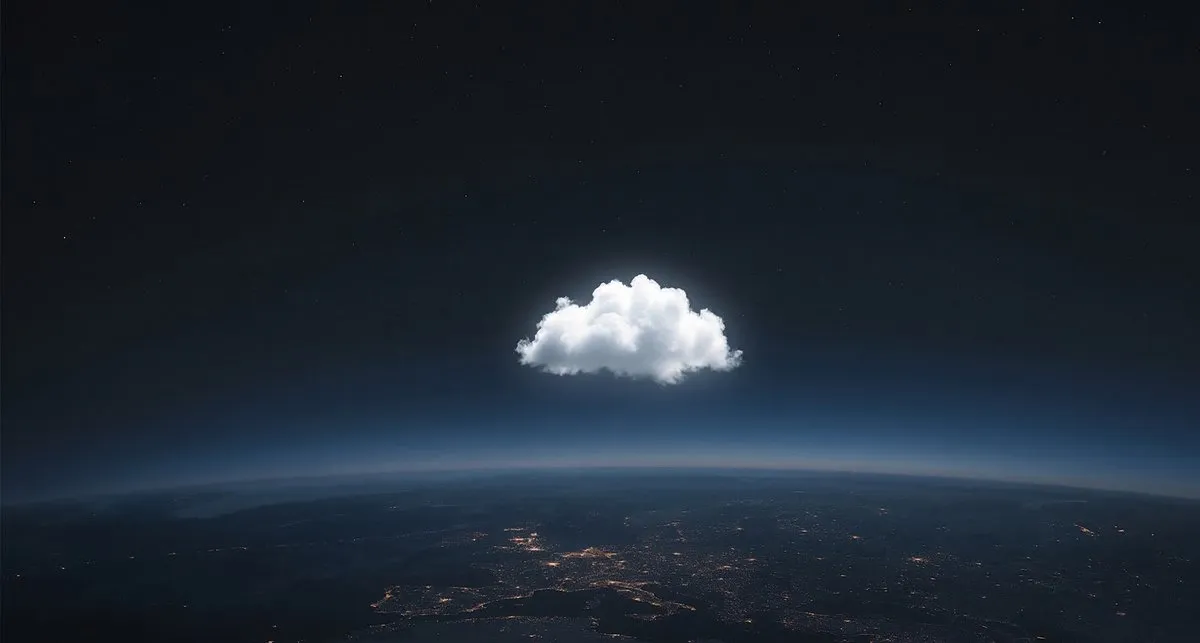 Nuage lumineux flottant dans un ciel sombre au-dessus de la terre — migration cloud Microsoft 365